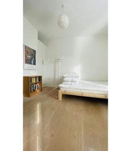 sypialnia z łóżkiem w rogu pokoju w obiekcie ApartmentInCopenhagen Apartment 1517 w Kopenhadze