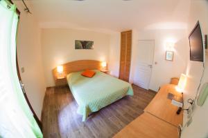 niewielka sypialnia z łóżkiem i 2 lampami w obiekcie Lac des Graves w mieście Lascelle