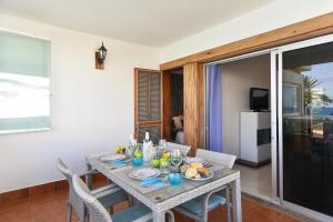 uma sala de jantar com uma mesa com comida em Apartment Aida 202 by VillaGranCanaria em Playa del Inglés