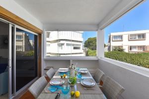 uma mesa numa varanda com vista para um edifício em Apartment Aida 202 by VillaGranCanaria em Playa del Inglés