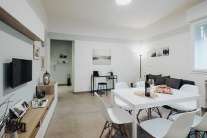 ein Wohnzimmer mit einem weißen Tisch und Stühlen in der Unterkunft Realkasa Graziella in Bologna