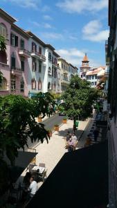 um grupo de pessoas sentadas numa rua com edifícios em Residencial Monaco no Funchal