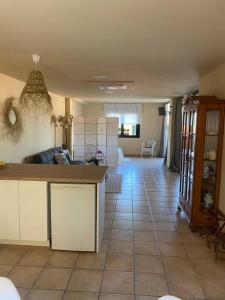 Zimmer mit Küche und Wohnzimmer in der Unterkunft Apartamento con piscina en Alicante, Beniarbeig in Beniarbeig