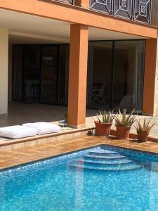 einem Pool vor einem Gebäude in der Unterkunft Apartamento con piscina en Alicante, Beniarbeig in Beniarbeig
