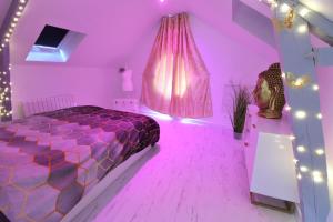 - une chambre violette avec un lit et un plafond rose dans l'établissement L'Or Blanc centre calme -15km d'Étretat, à Fécamp