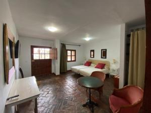 Łóżko lub łóżka w pokoju w obiekcie Casas Rurales Monasterio de Rocamador