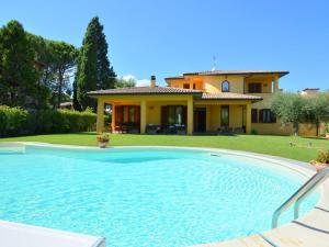 una piscina frente a una casa en Attractive villa in Marsciano Perugia with a pool, en Marsciano