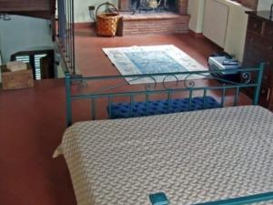 una camera con letto e pavimento in legno di Charming apartment in Poppi with shared garden a Poppi