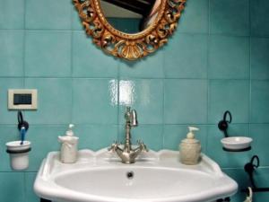 bagno con lavandino e specchio di Charming apartment in Poppi with shared garden a Poppi