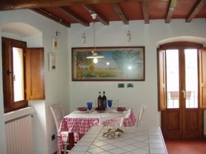 una sala da pranzo con tavolo e tovaglia rossa e bianca di Charming apartment in Poppi with shared garden a Poppi