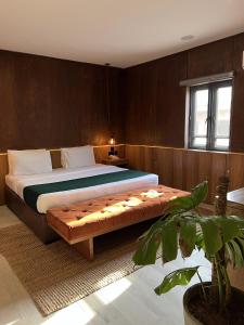 ラゴスにあるThe Borough Lagosの木製の壁のベッドルーム1室(ベッド1台付)