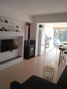 sala de estar con TV y cocina en Nicosia rest and relax 1 bedroom apartment, en Nicosia