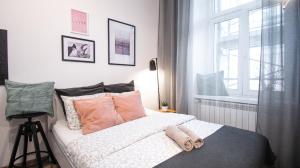 um quarto com uma cama com chinelos em LION apartments - LaBA na Cracóvia