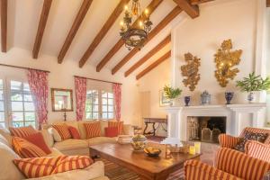 uma sala de estar com mobiliário e uma lareira em Cortijo Villa Padierna El Lago - Happy Rentals em Estepona