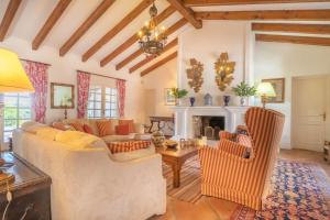sala de estar con sofá, sillas y chimenea en Cortijo Villa Padierna El Lago - Happy Rentals, en Estepona