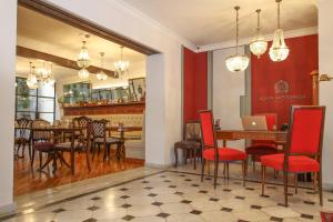 un restaurante con mesa, sillas y ordenador portátil en Alma Histórica Boutique Hotel, en Montevideo