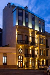 un edificio con un reloj en la parte delantera en Alma Histórica Boutique Hotel, en Montevideo