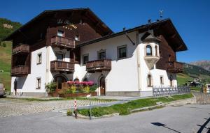 ein großes weißes Gebäude mit Balkonen darauf in der Unterkunft Casa Li Roina n 43 in Livigno