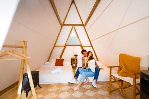 a man and a woman sitting in a room at Kampaoh Sierra Nevada in Güéjar-Sierra