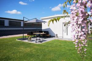 a backyard with a table and an umbrella at Ferienhaus Ostsee in Dorf Mecklenburg