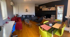un soggiorno con divano, tavolo e sedie di Ano Patisia Luxury Apartment ad Atene