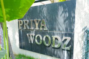 un panneau indiquant un bois de pynza sur un mur dans l'établissement Priya Woodz Homestay, Tirupati, à Tirupati