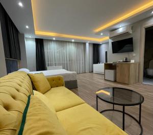 un soggiorno con divano giallo e TV di Asem a Istanbul