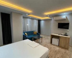 Camera con letto, divano e TV. di Asem a Istanbul
