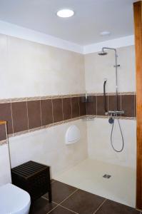 łazienka z prysznicem i toaletą w obiekcie Le Break - maison de plain-pied avec jardin w mieście Courseulles-sur-Mer +26 zdjęć