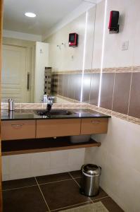 a bathroom with a sink and a mirror at Le Break - maison de plain-pied avec jardin in Courseulles-sur-Mer