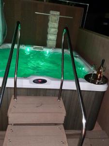 Fotografia z galérie ubytovania Apartments Pine & Oak with shared seasonal hot tub v Privlake