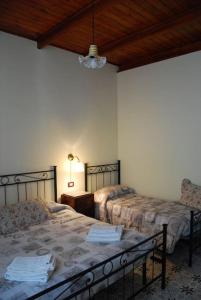 A bed or beds in a room at Residenza Li Cardilli