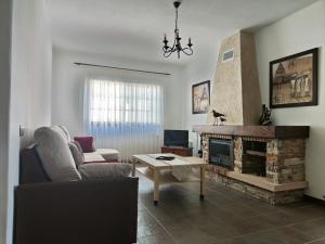 uma sala de estar com um sofá e uma lareira em Sunset Las Hadas em Candelaria