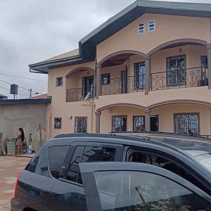 un coche aparcado delante de una casa en Bel Appartement Meubl Yaound - odza, en Yaoundé