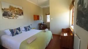 1 dormitorio con 1 cama blanca grande en una habitación en Koedoeskloof Guesthouse, en Ladismith