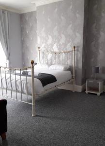 Llit o llits en una habitació de Alexander Apartments Saltwell Park
