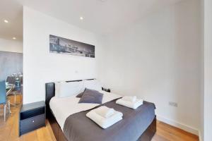 um quarto com uma cama com duas almofadas em Superb Studio in Greenwich with balcony & roof top em Londres