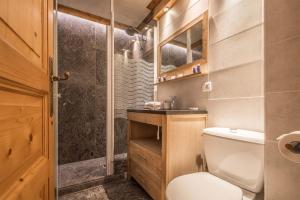 ヴァル・ディゼールにあるMadame Vacances Chalet La Grande Sassièreのトイレとシャワー付きのバスルーム +15枚の写真