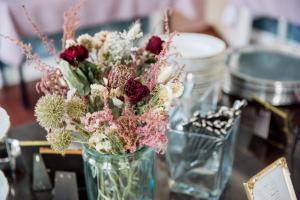 een vaas gevuld met bloemen zittend op een tafel bij Tammiston Cottages in Naantali