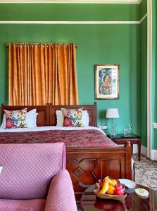 Letto o letti in una camera di Karan Mahal
