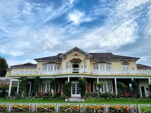 una grande casa gialla con balcone bianco di Karan Mahal a Srinagar