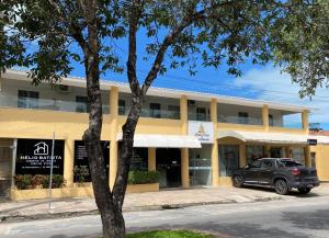 a building with a car parked in front of it at Hotel Portal do Descobrimento in Porto Seguro