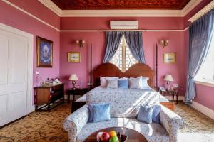 una camera da letto con un letto grande e un divano di Karan Mahal a Srinagar