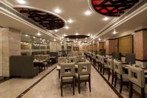 Shenbaga Hotel And Convention Centre tesisinde bir restoran veya yemek mekanı
