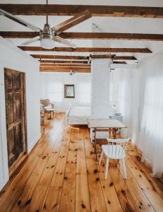 Zimmer mit einem Bett, einem Tisch und einem Schreibtisch in der Unterkunft An authentic, rustic luxurious little single family home in Old Town. All yours. in Marblehead