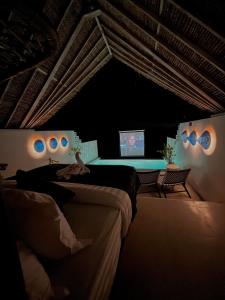 ein Zimmer mit 2 Betten und einem Pool darin in der Unterkunft Woywoy Escape Samu (Adults Only) in Ubud