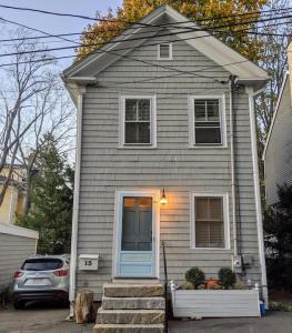 ein Haus mit einem davor geparkt in der Unterkunft An authentic, rustic luxurious little single family home in Old Town. All yours. in Marblehead