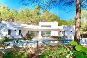 Casa blanca con piscina y árboles en Peaceful villa in Santa Gertrudis, en Santa Gertrudis