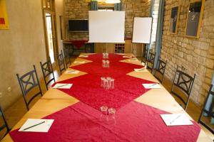 una mesa en una habitación con un mantel rojo en Landhotel & Weingut Espenhof, en Flonheim