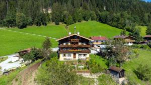 eine Luftansicht eines Hauses auf einem Hügel in der Unterkunft Grünberghof in Kitzbühel